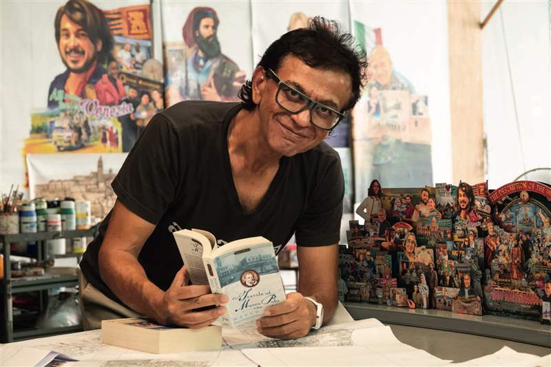 泰国艺术家Navin Rawanchaikul 及其作品《THE DESCRIPTION OF THE WORLD》。