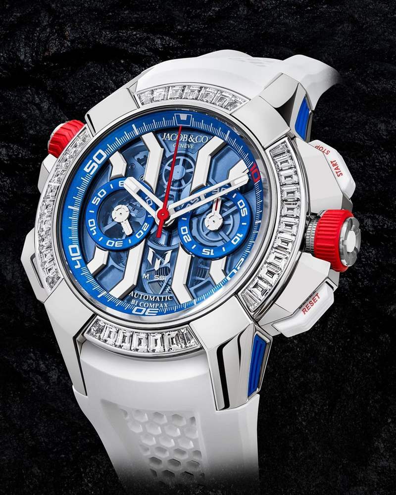 JACOB & Co. Epic X Chrono以藍色透明面盤加上白色的橋板串連起美斯出身自阿根廷的背景，加上手錶的10分鐘刻度以紅色呈現突顯美斯的代表背號。（IG@JACOB & Co.）