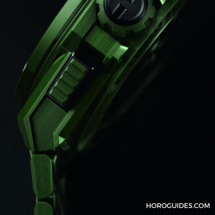 HUBLOT - 穿出正装清爽感HUBLOT Big Bang Integrated彩色陶瓷链带计时码表