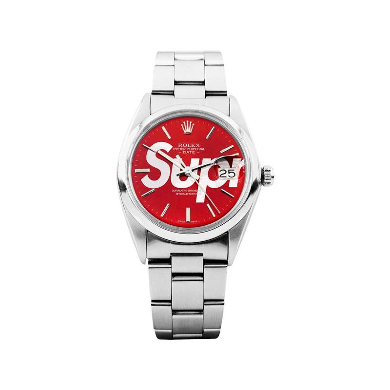 據說這款聯名錶可能用不鏽鋼材質搭配紅底白字的Supreme字樣，簡單來說就是面盤改成Supreme風格的Datejust之類的，但目前有關這款聯名錶的消息還是很神祕。（IG@dropsgg）