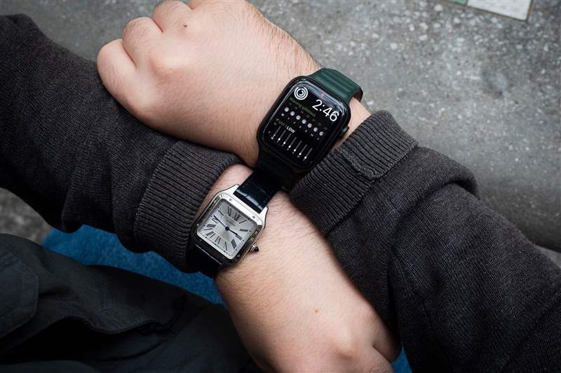 Apple Watch 和 Cartier Santos 的双重腕带