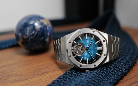 介绍AP Goes Titanium 在引人注目的新皇家橡树飞行陀飞轮（现场图片）