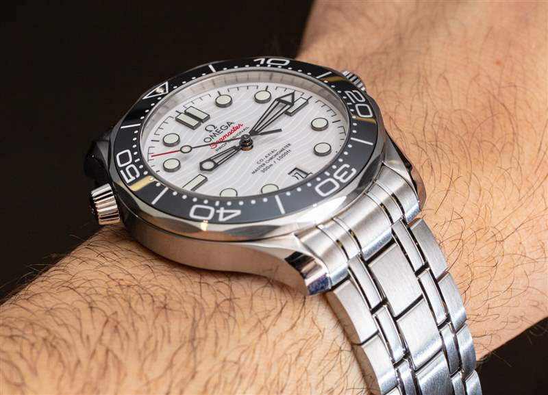 欧米茄海马 300M 完善了白色表盘运动手表