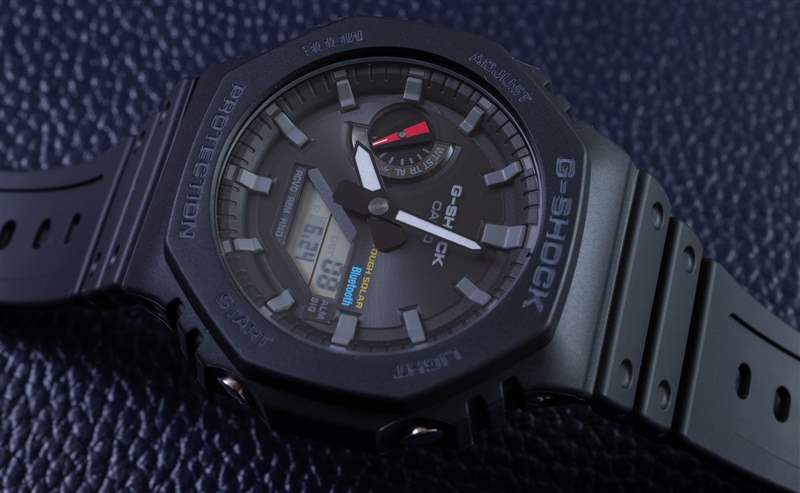 动手操作：卡西欧 G-Shock GA-B2100 手表，配备坚固的太阳能和蓝牙