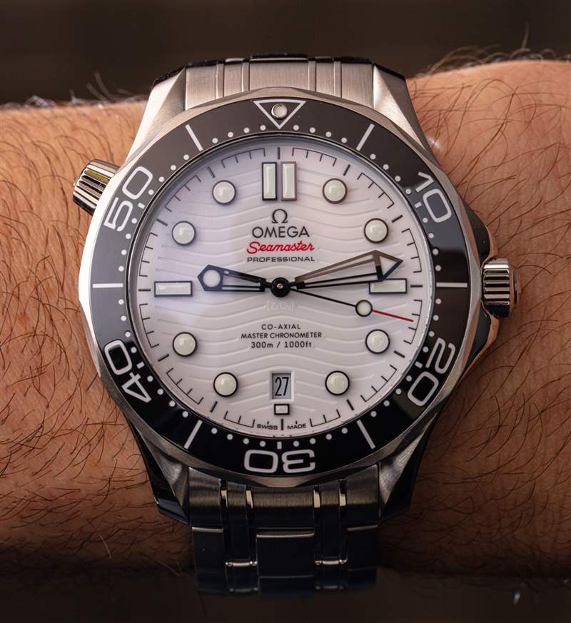 欧米茄海马 300M 完善了白色表盘运动手表