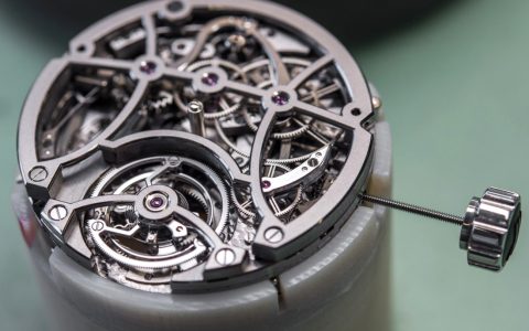 价值原因：手表材料和结构昂贵