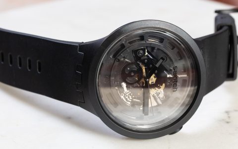 动手操作：Swatch Big Bold 生物陶瓷 C-Black 手表