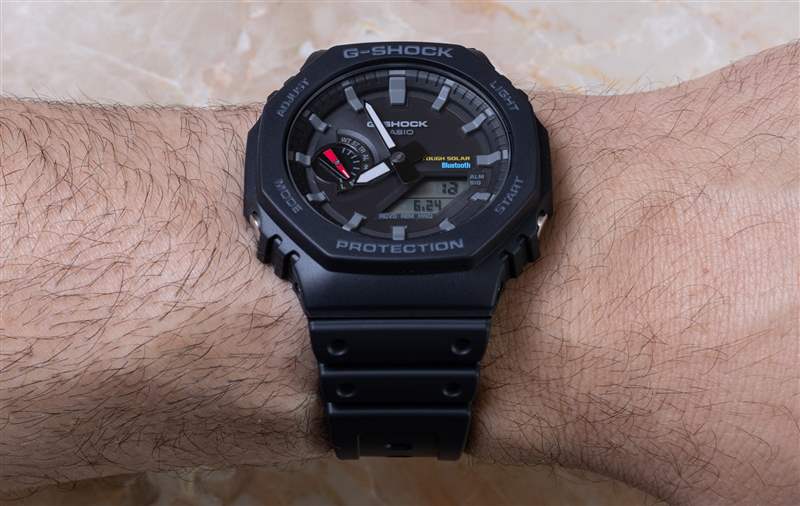 动手操作：卡西欧 G-Shock GA-B2100 手表，配备坚固的太阳能和蓝牙