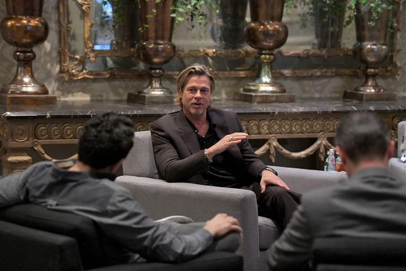 百年灵大使兼腕表收藏家布拉德·皮特 (Brad Pitt) 追求精准酷