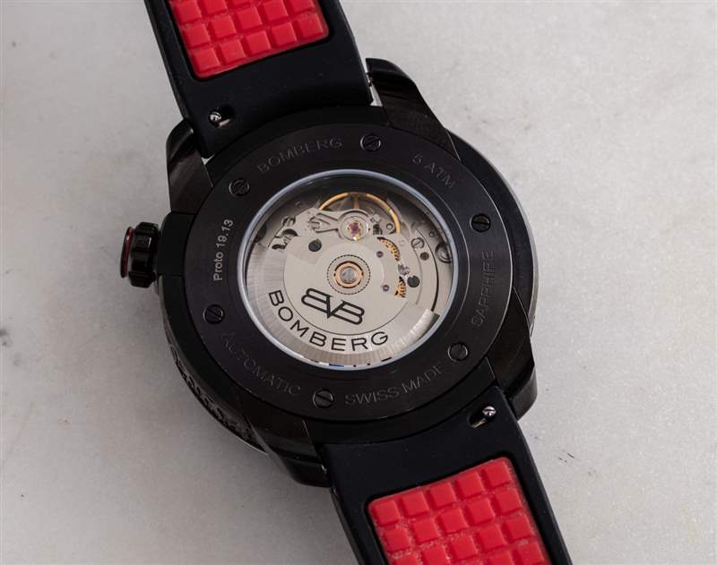 动手： BOMBERG x BA111OD 自动 Pistoleros 黑色和红色手表