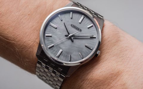 西铁城 Calibre 0100 手表，每年精确度为一秒