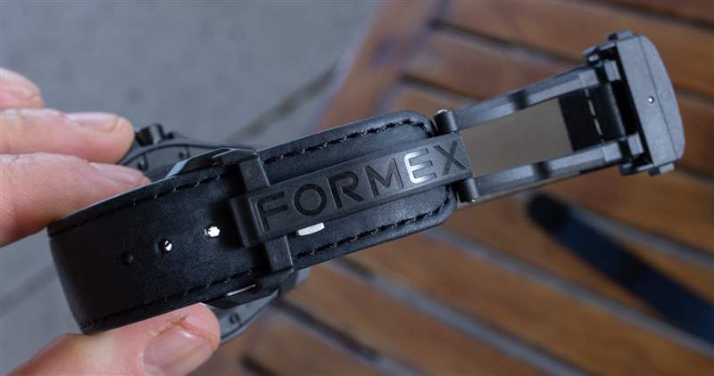 全新 Formex Essence Leggera Carbon & Ceramic 手表跳伞