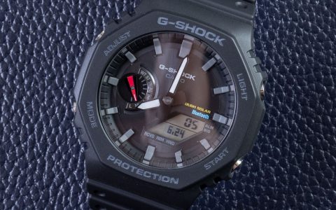 动手操作：卡西欧 G-Shock GA-B2100 手表，配备坚固的太阳能和蓝牙