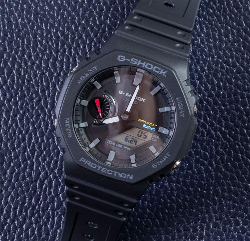 动手操作：卡西欧 G-Shock GA-B2100 手表，配备坚固的太阳能和蓝牙