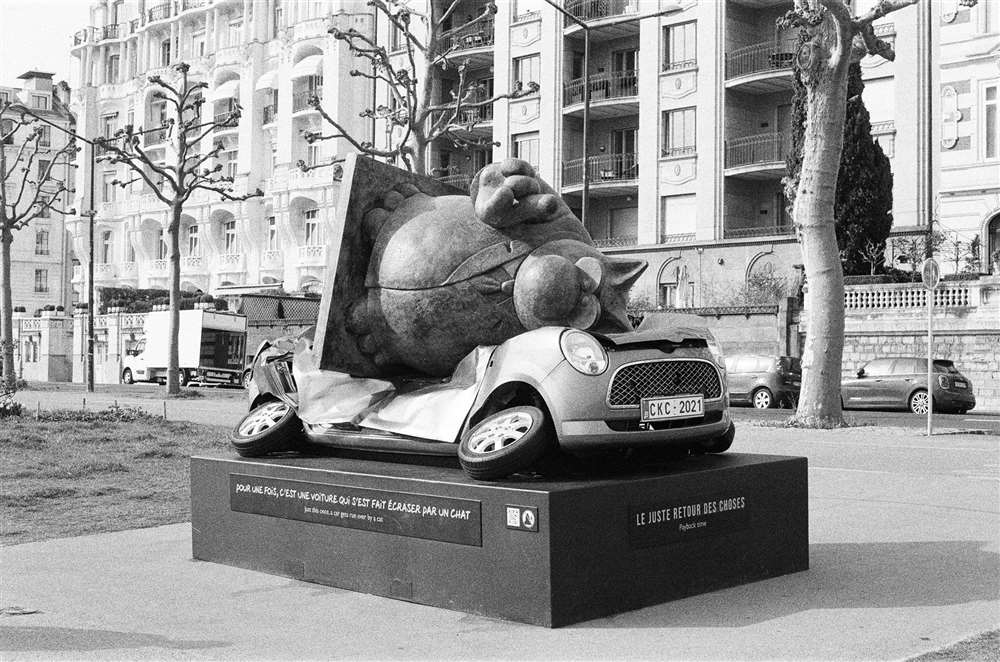 Geluck 猫的雕像被描绘在迷你库珀汽车雕像的顶部。