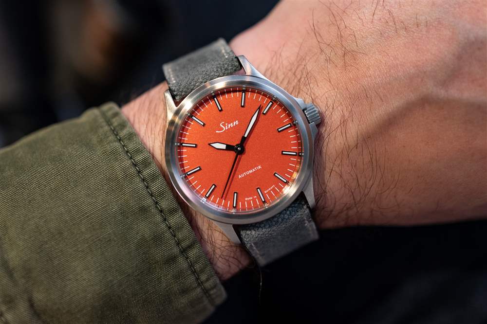 手腕上的 sinn 556