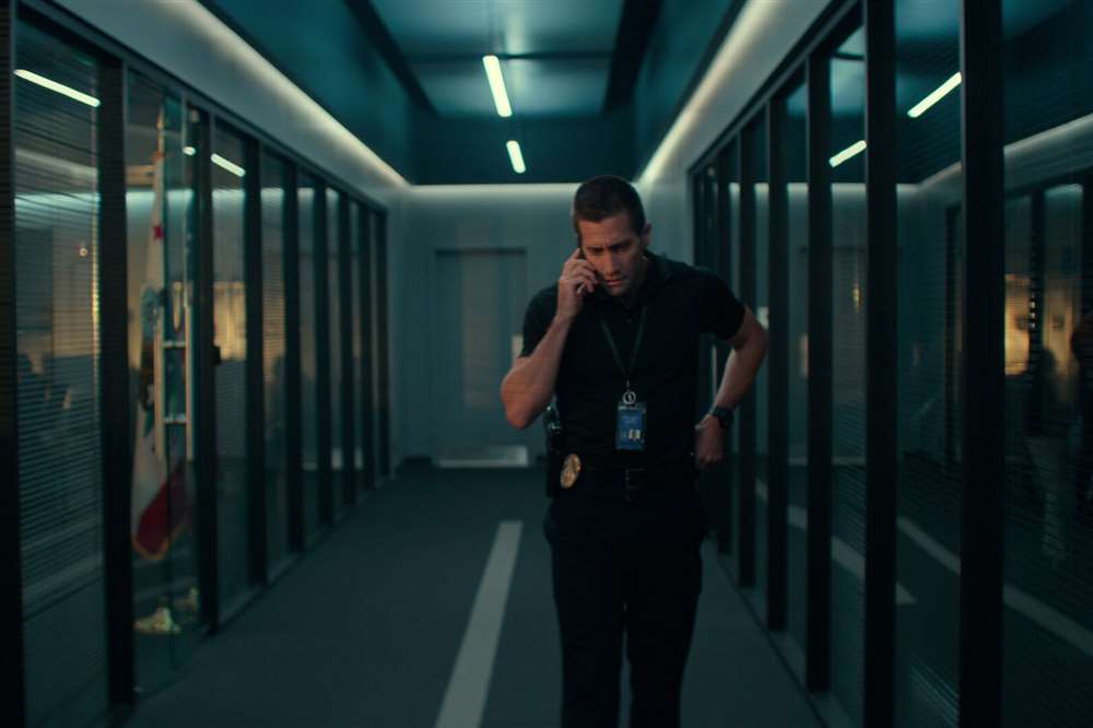 在《罪恶》中，贝勒（吉伦哈尔饰）手腕上戴着 G-Shock，在走廊里接了一个私人电话。