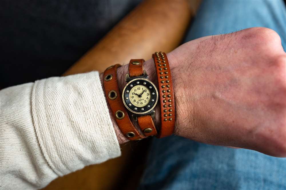 作者手腕上的皮革环绕式手表。