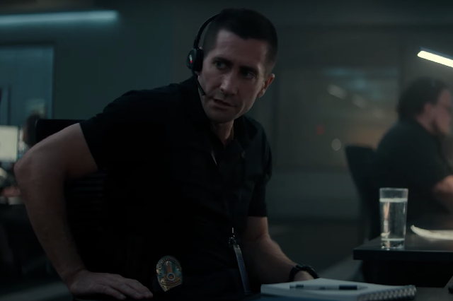 贝勒（吉伦哈尔饰）在他的办公桌上处理电话和手机壳，在《罪恶》中戴着他的 G-Shock。
