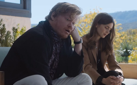 杰西·普莱蒙(Jesse Plemons)佩戴卡地亚桑托斯(Cartier Santos)手表，杰森·席格尔(Jason Segel)在《意外之财》中佩戴偷来的劳力士Day-Date手表