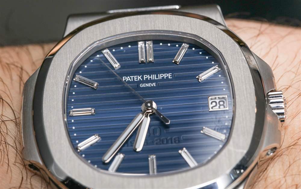 Patek-Philippe-Nautilus-40th-Anniversary-5711-1P-Platinum-aBlogtoWatch-04