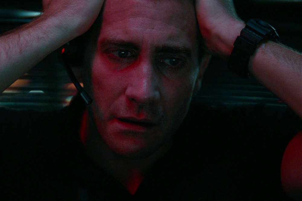 乔·贝勒（杰克·吉伦哈尔饰）在《罪恶》中沮丧地将双手举到头上，露出他的 G-Shock 表带。