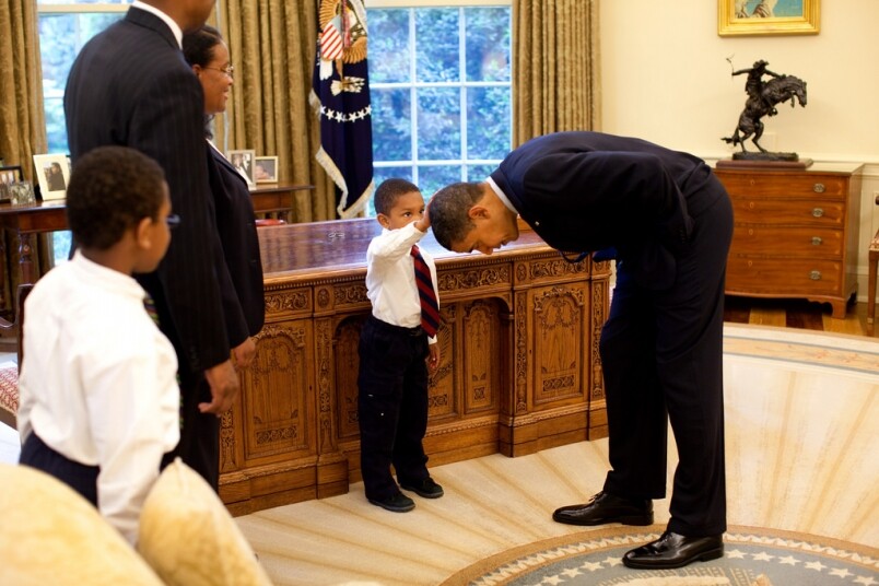 总统画像登场奥巴马戴边款劳力士？