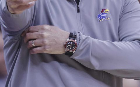 观看发现堪萨斯松鹰队主教练比尔自己在场边佩戴帝舵碧湾酒红色