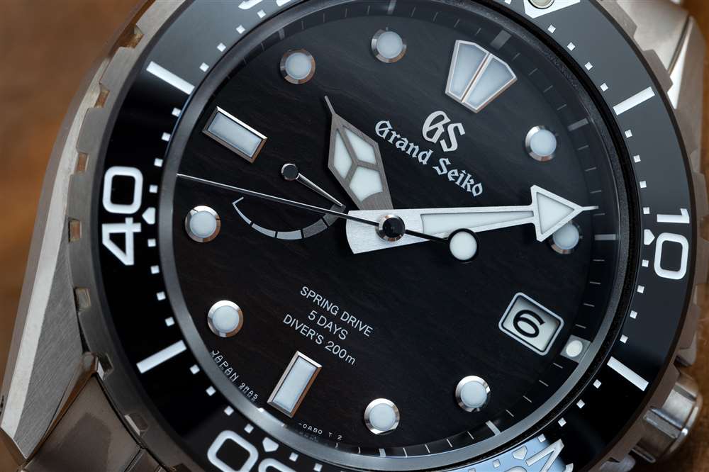 全新 Grand Seiko Spring Drive Diver SLGA015 表盘特写。