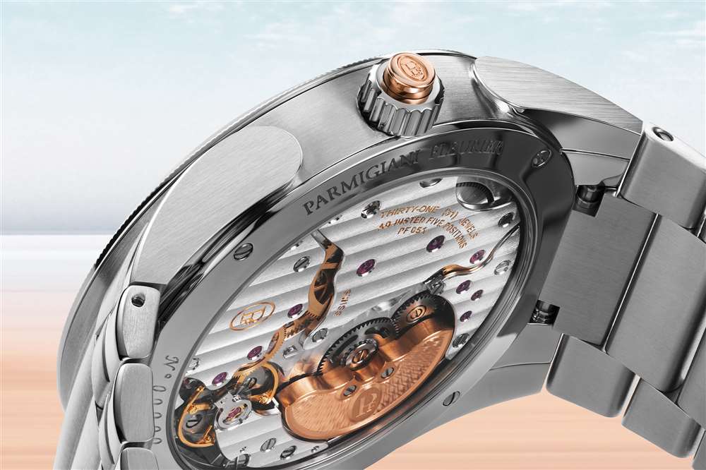 Parmigiani Fleurier Tonda PF GMT Rattrapante 的侧面渲染图。