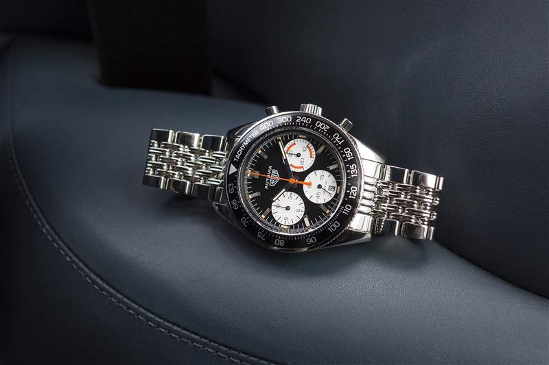 泰格豪雅 Autavia Calibre Heuer 02 For HODINKEE 斜倚在汽车前座上。