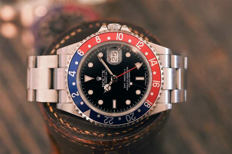 类似的劳力士 GMT-Master II 参考。 16710到阿弗莱克在《消失的爱人》中佩戴的手表