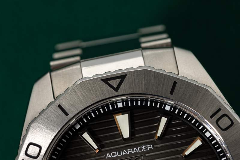 TAG Heuer Aquaracer Professional 200 表圈特写