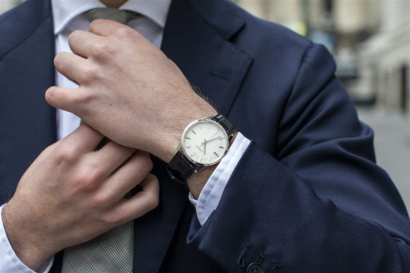 Citizen Calibre 0100，https://www.hodinkee.com/articles/citizen-eco-drive-caliber-0100-review 温度补偿高频石英，每年精确到 1 秒。