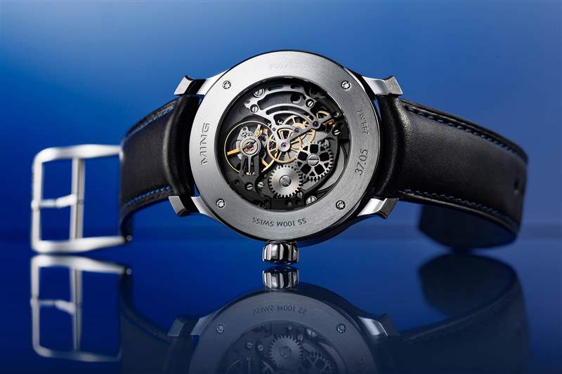 The Ming 37.05 Moonphase Date，透过底盖看到机芯