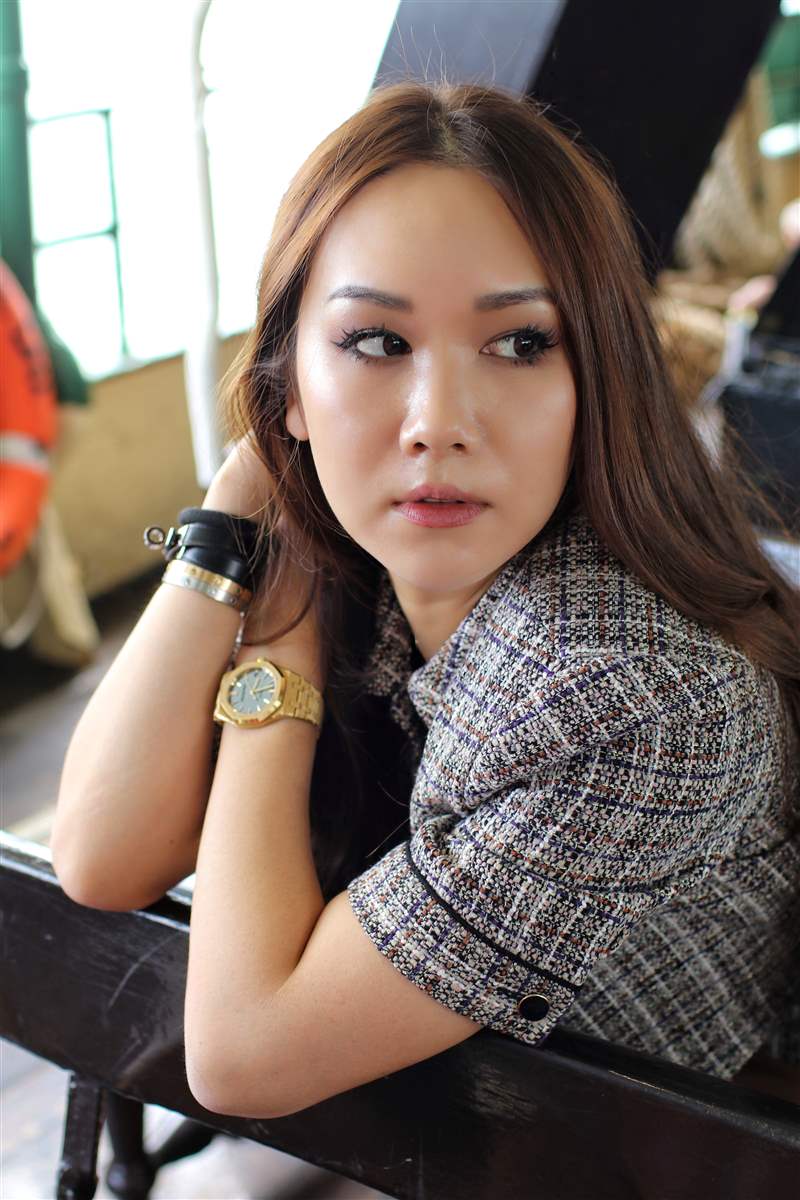 香港女性佩戴精美手表时看起来不合时宜