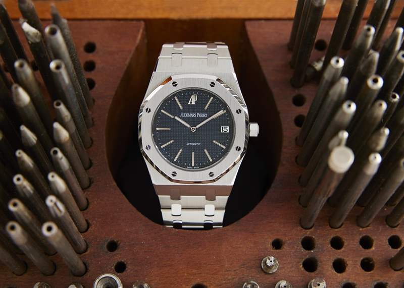 Audemars Piguet 皇家橡树银禧限量版 14802ST.OO.0944ST.01 竖立在一个装满小螺丝刀的抽屉里。