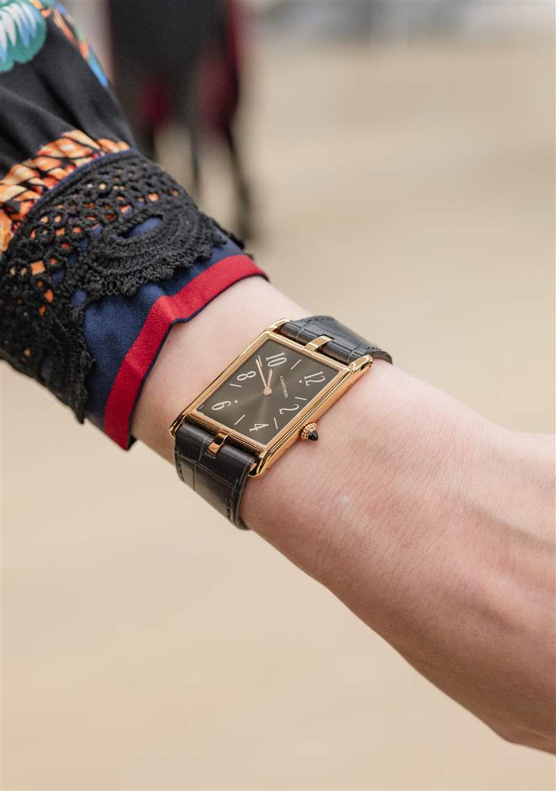 女人手腕上的卡地亚手表。