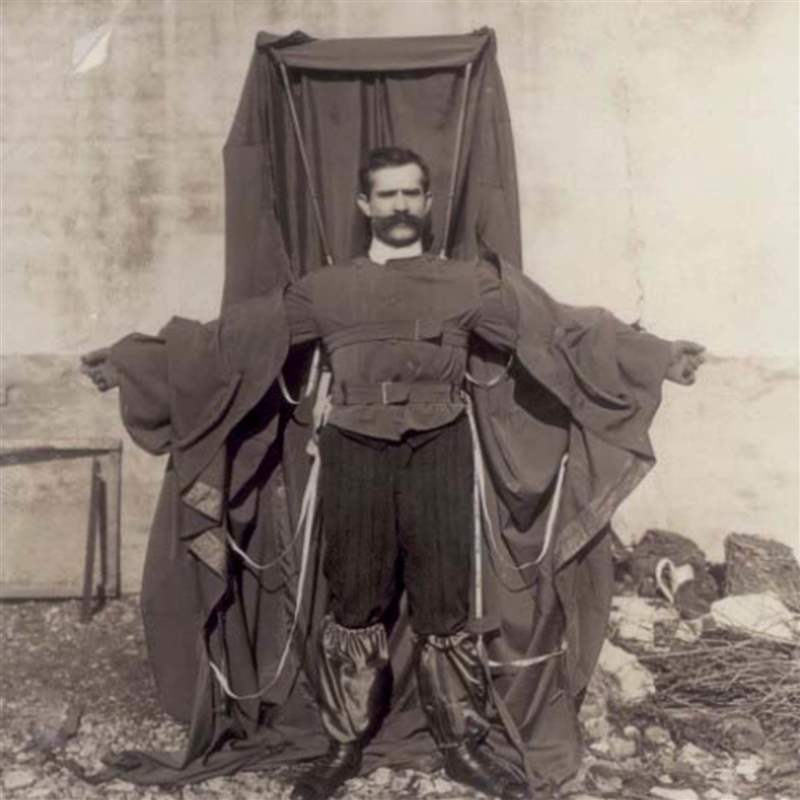 Franz Reichelt 穿着他的降落伞外套，1912 年。