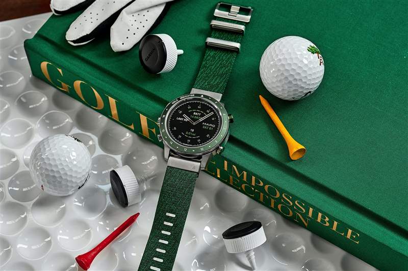 Garmin MARQ Golfer 46mm 放置在 Assouline 的“Golf：The Impossible Collection”之上，周围摆放着各种高尔夫用具。