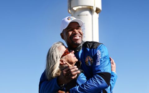 观看Michael Strahan佩戴带陨石表盘的劳力士格林尼治型II太空腕表