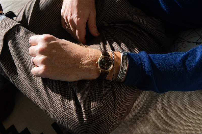 一个穿蓝色毛衣的人戴的手表
