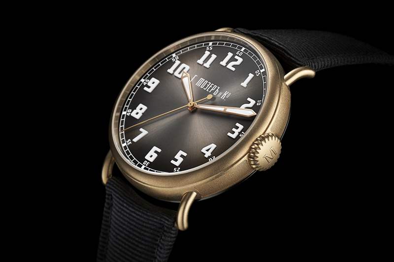 黑色背景中的 H. Moser 手表