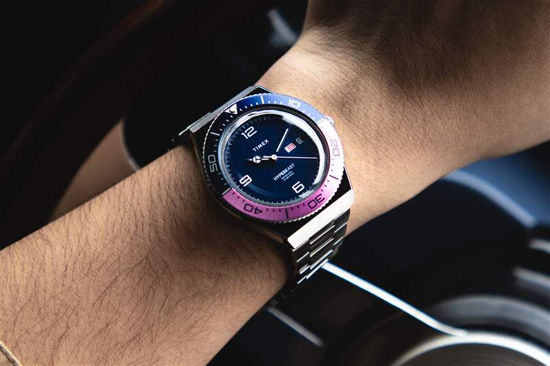 一位男士佩戴 Timex M79 紫红色限量版腕表。