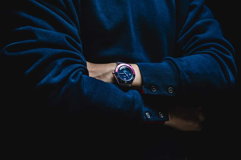 一位男士佩戴 Timex M79“紫红色”限量版