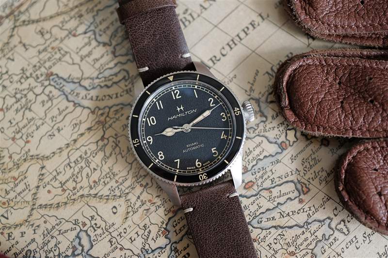 地图上的 Hamilton Khaki Pilot Pioneer。