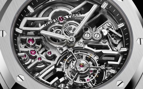 隆重推出首款镂空AP皇家橡树飞行陀飞轮腕表