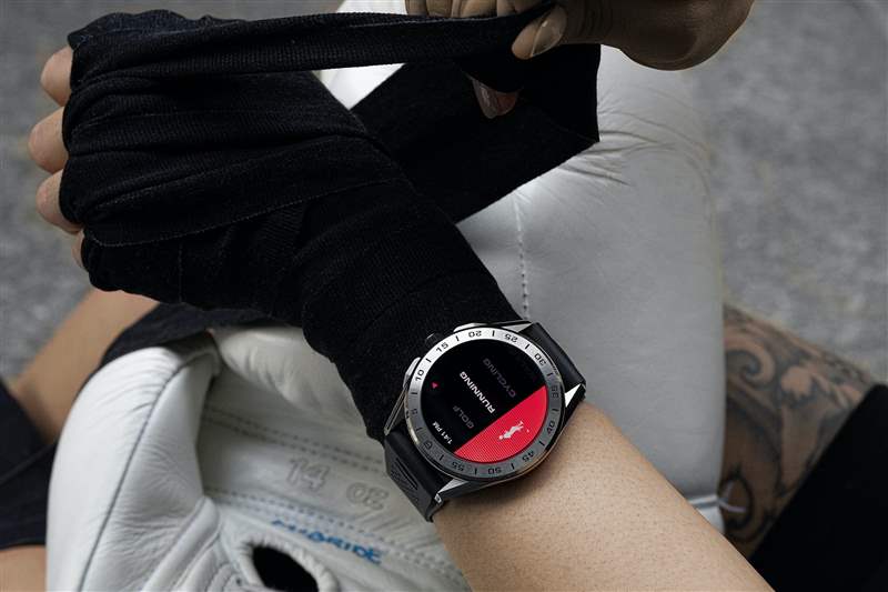 一名女士手腕上佩戴 TAG Heuer Connected 智能腕表，准备上拳击课时双手被绑起来。