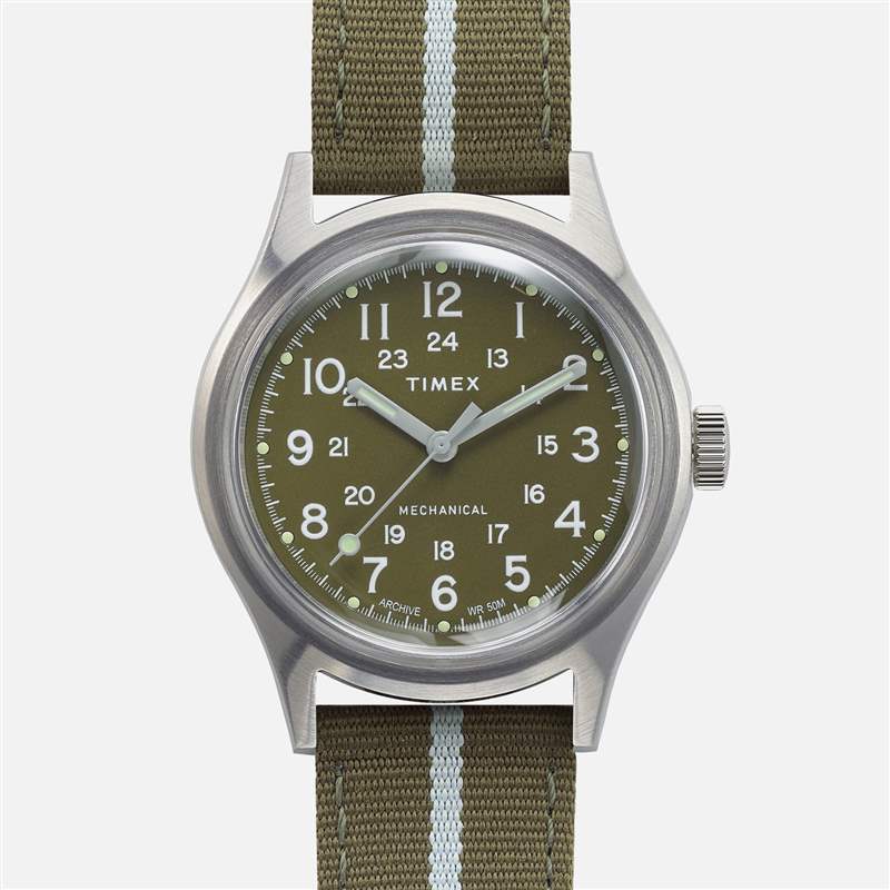 白色背景中的绿色 Timex MK1 机械表