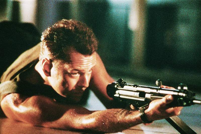 布鲁斯·威利斯(Bruce Willis)在《虎胆龙威》(Die Hard)中佩戴血迹斑斑的泰格豪雅(TAG Heuer)腕表